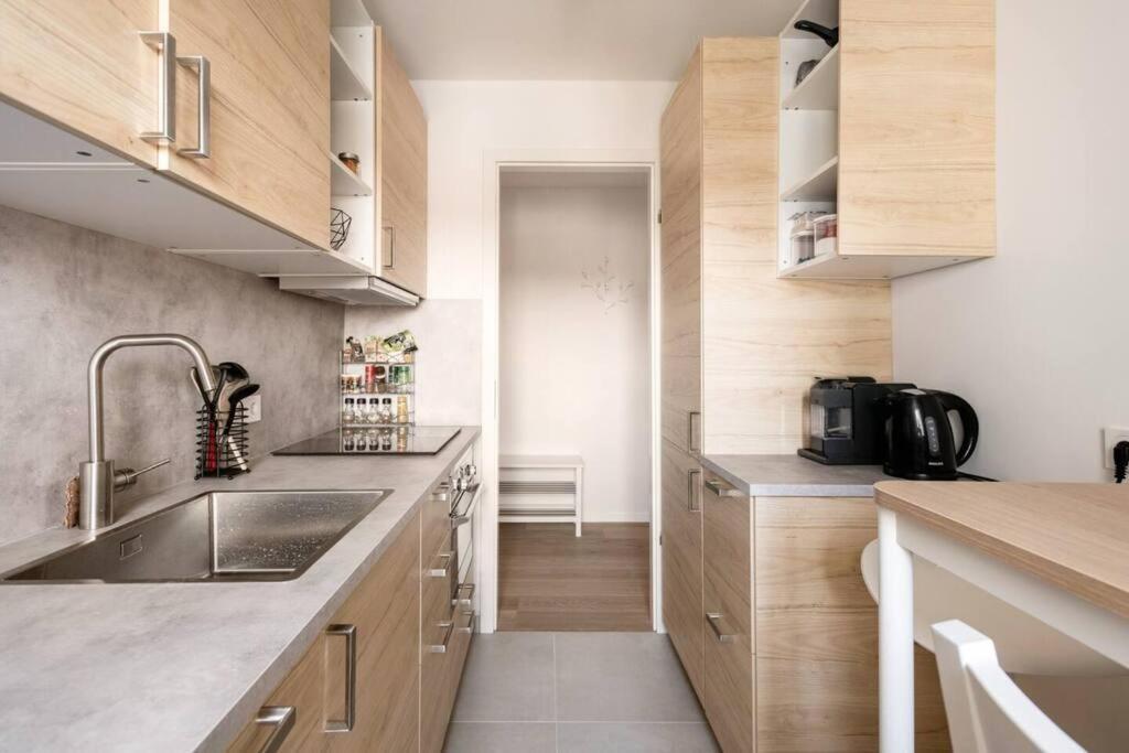 Modern Home In Central Берлин Екстериор снимка
