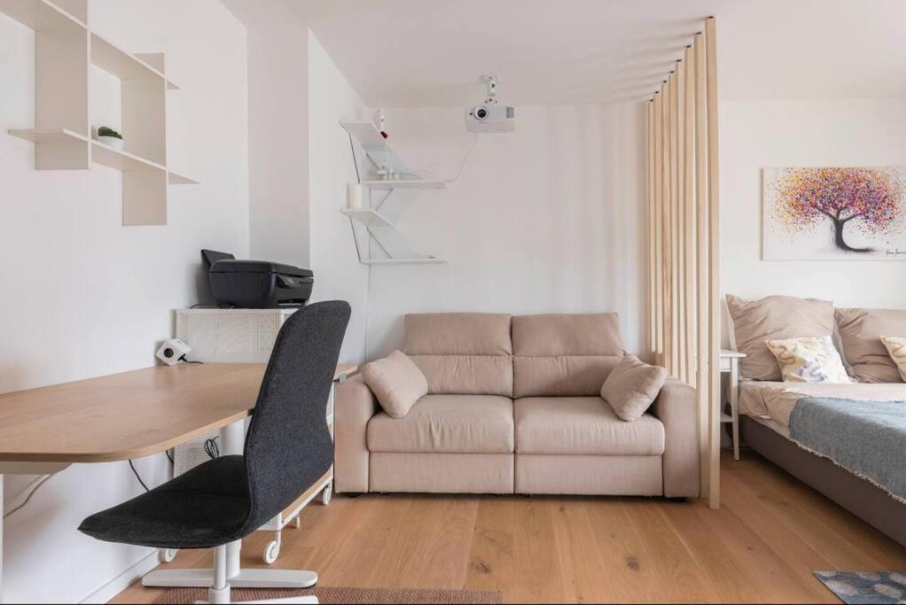 Modern Home In Central Берлин Екстериор снимка