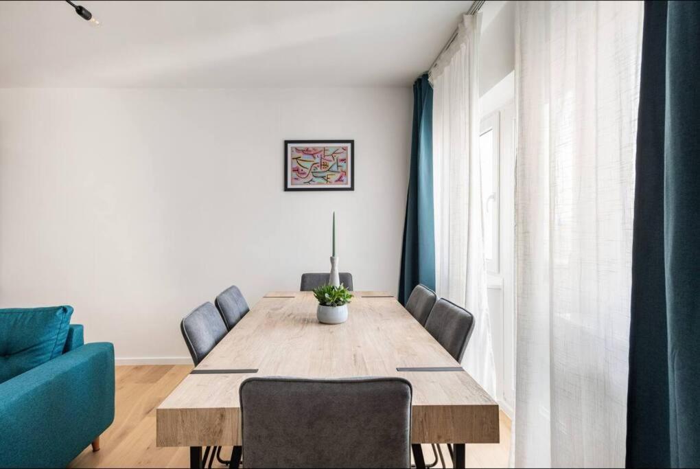 Modern Home In Central Берлин Екстериор снимка